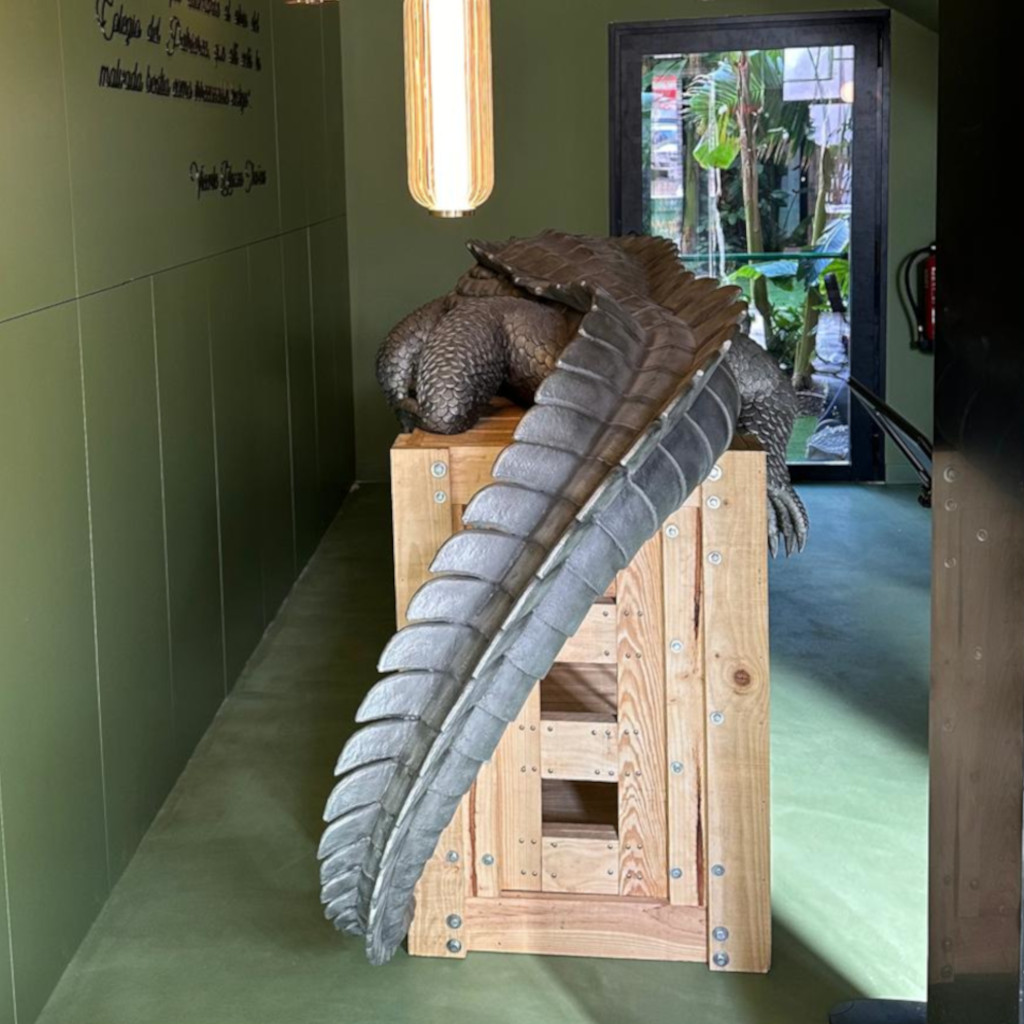 escultura en porexpan-escultura en poliespan-cocodrilo para saman hotel boutique